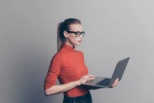 Profiel zijaanzicht portret van haar ze mooie mooie aantrekkelijke professionele intelligente meisje Eyewear houden in de hand netbook schrijven nieuwe artikel verhaal geïsoleerd over grijze pastel achtergrond — Stockfoto