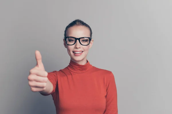 Gros plan portrait d'elle elle belle jolie winsome jolie contenu attrayant lunettes de vue fille montrant thumbup succès annonce publicité isolé sur fond gris pastel — Photo