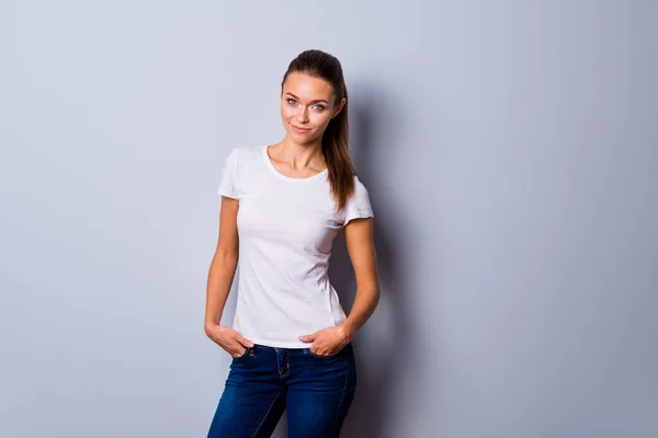 Close up foto hermosa increíble ella su señora manos brazos pantalones denim bolsillos auto-confiado fácil-llevar persona de negocios confiable se preguntó look usar casual camiseta blanca aislada fondo gris aislado — Foto de Stock