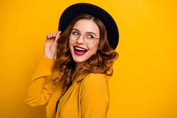 Gros plan portrait d'elle elle belle charmante mignonne jolie adorable winsome fascinant chic gai dame aux cheveux ondulés portant blazer jaune isolé sur brillant vif fond orange — Photo