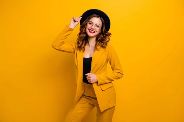 Retrato de ella ella agradable encantador lindo atractivo encantador fascinante magnífico elegante alegre alegre alegre dama de pelo ondulado en traje amarillo de lujo aislado sobre brillante brillo vivo fondo naranja —  Fotos de Stock