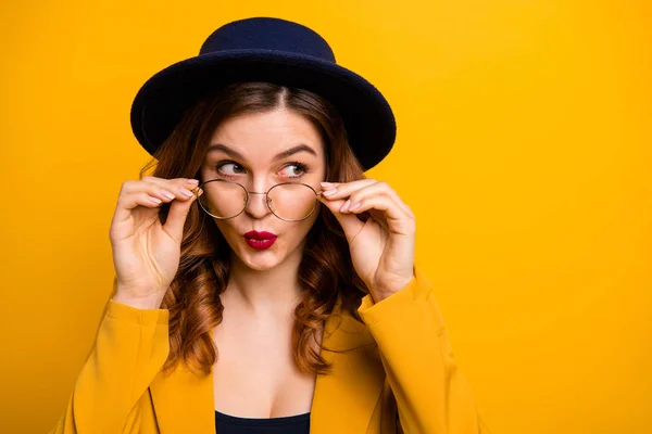 Närbild porträtt av henne hon snygg charmig söt attraktiv härlig fascinerande chic slug Sly flickaktiga vågig haired Lady ser undan isolerade på ljusa levande Shine orange bakgrund — Stockfoto