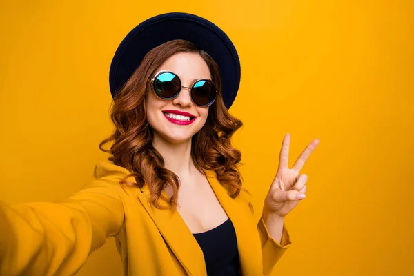 Close up photo beautiful funny funky she her toothy lady make take selfies show v-sign symbol vacation red pomade lips lipstick wear hat sun specs formal-wear suit isolated yellow bright background — Stock Photo, Image