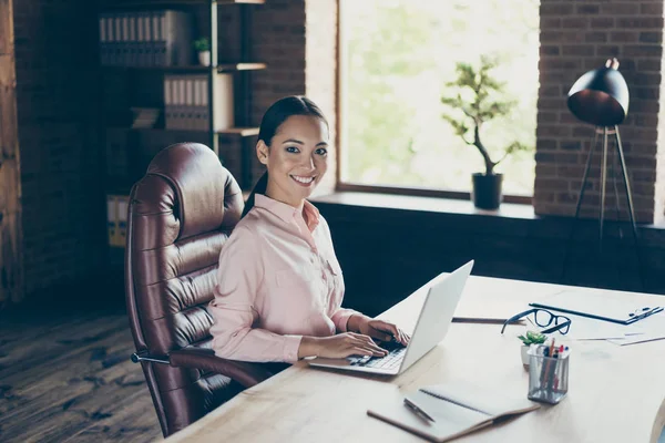 Porträt von schönen attraktiven fröhlich positive Dame Hai ceo Chef Fernübersetzer SMS Vorbereitung Finanzbericht Entwicklung Wachstum im industriellen Loft-Stil Innenraum Arbeitsplatz Bahnhof — Stockfoto