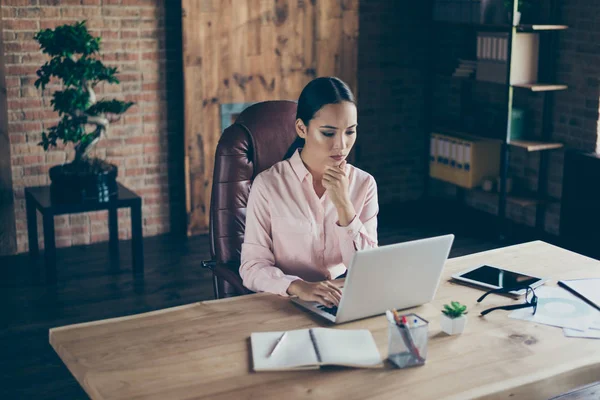 Portret van haar ze mooie aantrekkelijke chique luxe Lady Shark CEO baas Chief Remote Global organisatie Translator advocaat advocaat analist analyseren op industriële loft stijl interieur werkplaats station — Stockfoto