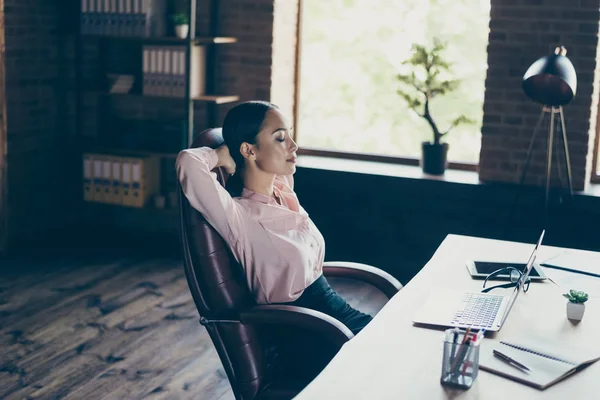 Profilo vista laterale ritratto di lei lei bella attraente elegante alla moda tranquilla calma signora squalo economista remoto finanziere avendo tempo di riposo in stile loft industriale posto di lavoro interno stazione — Foto Stock