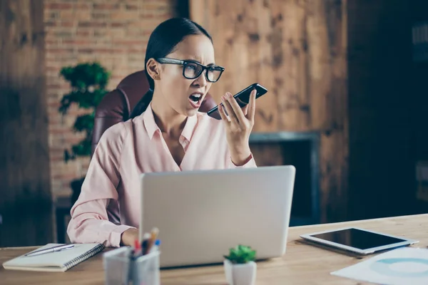 Portret van haar ze aantrekkelijk Mad Fury ontevredenheid boos ontevreden Lady Shark expert schandaal conflict partner Fail mislukking bij moderne industriële Loft interieur stijl werkplaats station binnenshuis — Stockfoto