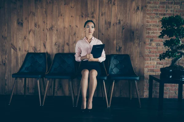 Ritratto di lei ha un bell'aspetto attraente contenuto serio signora squalo seduto sulla sedia pronto per l'incontro al moderno loft industriale stile interno posto di lavoro stazione — Foto Stock