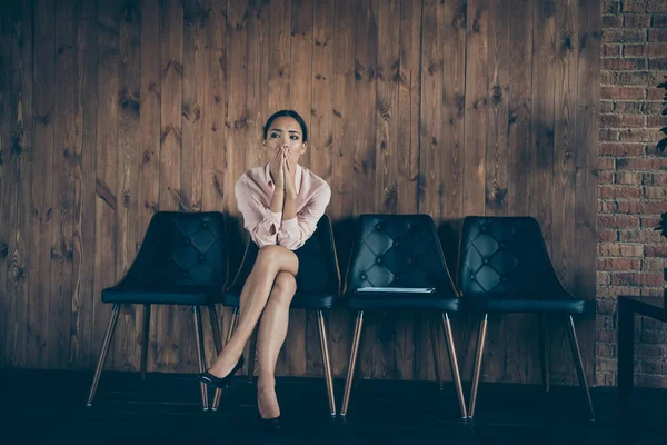 Porträtt av henne hon trevlig attraktiv orolig Lady kvalificerad specialist partner sitter på stolen väntar på mötet VD chef rekryterare på modern industriell Loft inredning stil arbetsplats Station — Stockfoto