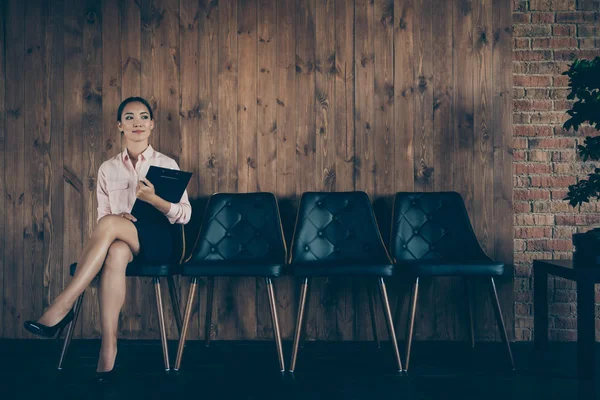 Portrét půvabně přitažlivého elegantního a sebevědomého obsahu odborná poradna na židli čekající schůzka setkání nováčka v moderním průmyslovém stylu interiér pracoviště — Stock fotografie