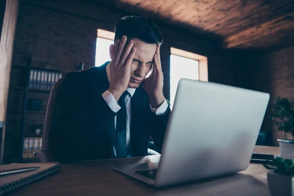 De cerca foto guapo él su no tuvo descanso relajarse dormir toda la semana sostener las manos brazos sienes ojos cerrados abrumado día noche trabajo portátil mesa sentarse oficina silla formalwear traje corbata chaqueta interior — Foto de Stock