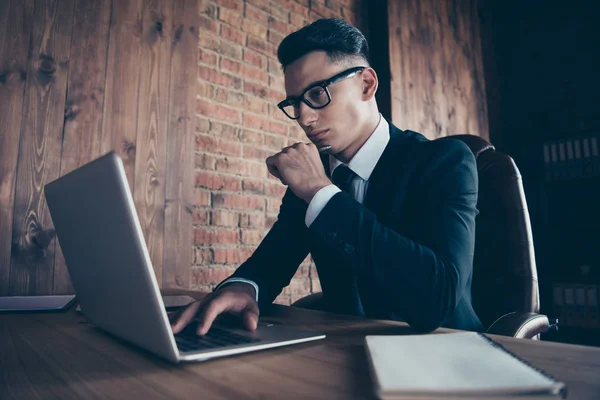 Close-up kant profielfoto knap hij hem zijn pen potlood hebben online valuta zakelijke chat e-mail brieven attente notebook tafel Sit Office stoel slijtage specs formeel-Wear jas pak stropdas binnenshuis — Stockfoto