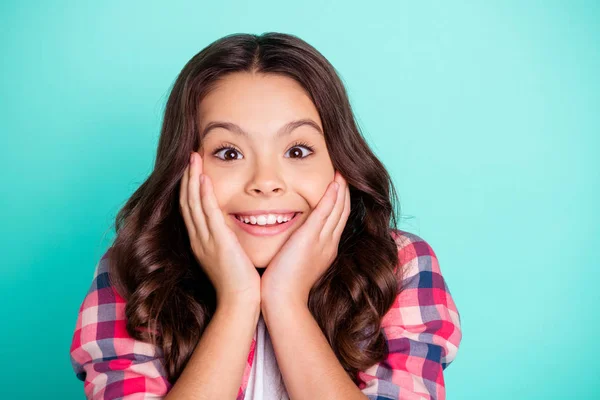 Närbild porträtt av trevlig attraktiv härlig söt intagande drömmande glada glad vågig-haired pre-Teen flicka bär rutig skjorta njuter av goda nyheter isolerade på ljusa levande Shine blå bakgrund — Stockfoto