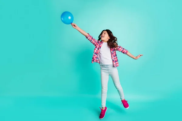 Cuerpo de longitud completa tamaño retrato de ella ella agradable atractiva alegre alegre chica de pelo ondulado en camisa a cuadros divertirse volando aislado sobre brillante brillante brillo verde azul turquesa fondo —  Fotos de Stock