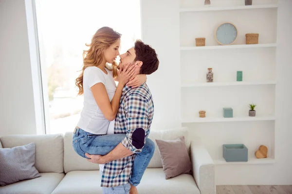 Schön winzig attraktiv liebenswert liebenswert sanfter Kerl wellig-haarige Dame Partner Seelenverwandte verbringen Freizeit Honigmond Harmonie idyllisch in hellen weißen Stil Interieur Wohnzimmer Haus — Stockfoto