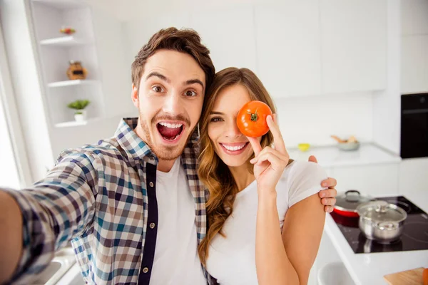 Close-up foto paar mooie verbazingwekkende funky paar hij hem zijn macho ze haar dame verbergen oog verse tomaat net getrouwd huwelijksreis dolblij maken nemen selfies bonding appartementen plat lichte keuken binnenshuis — Stockfoto