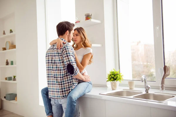 Zbliżenie Fotografia para piękny on mu jego macho ona jej pani po prostu żonaty z radości trzymać siebie ręce klejenie przytulanie dotykać usta będzie pocałunki apartamenty mieszkanie jasny kuchnia pokój w pomieszczeniu — Zdjęcie stockowe