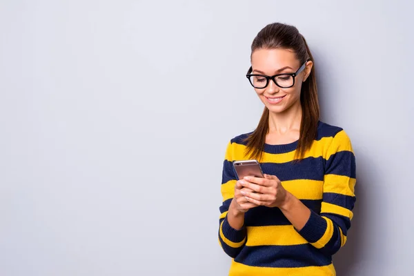 Retrato de lindo encantador joven inspirado interesado cogido de la mano seguir cuenta de la red social moderna tecnología noticias alimentación desgaste rayas suéter de lana aislado fondo gris — Foto de Stock