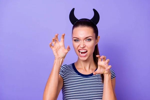 Retrato de tonto loco negativo dama carácter tonto fin de semana libre mal comportamiento como animal salvaje rayas moda juventud traje aislado violeta fondo — Foto de Stock