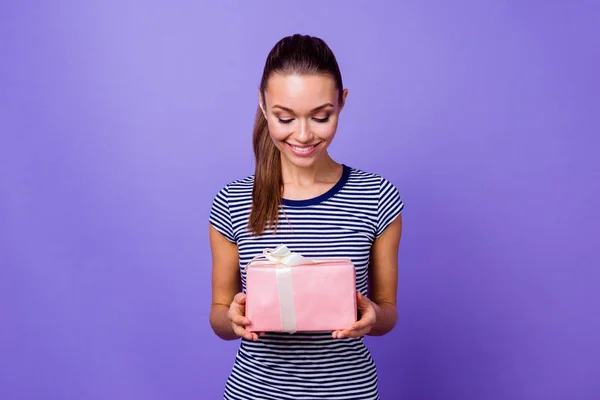 Porträtt trevlig attraktiv charmig söt tusenden ungdom har få ta emot GIST förbereda 8-mars 14-februari nöjda glad tacksam önskan isolerad fashionabla stil kläder pulserande violett bakgrund — Stockfoto