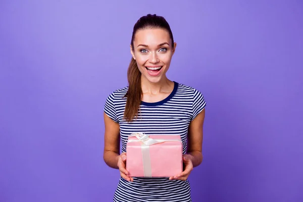 Retrato de linda encantadora dama asombrada juventud cogida de la mano gran caja rosa grito gritar impresionado increíble sorpresa 14-febrero maravilla usar traje moderno aislado colorido violeta fondo — Foto de Stock