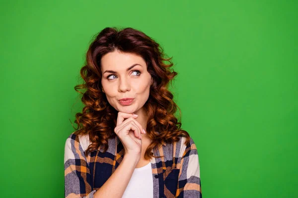 De cerca la foto de la encantadora joven inspirada inteligente elige decidir resolver tiene opciones toque mentón manos pensamientos mirada bastante lindo desgaste ropa a cuadros aislados sobre fondo brillante — Foto de Stock