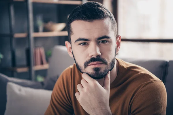 Retrato de cerca de su atractivo atractivo barbudo de mente cándida pasar tiempo libre pensando en resolver el problema en el loft industrial de estilo interior sala de estar en el interior — Foto de Stock