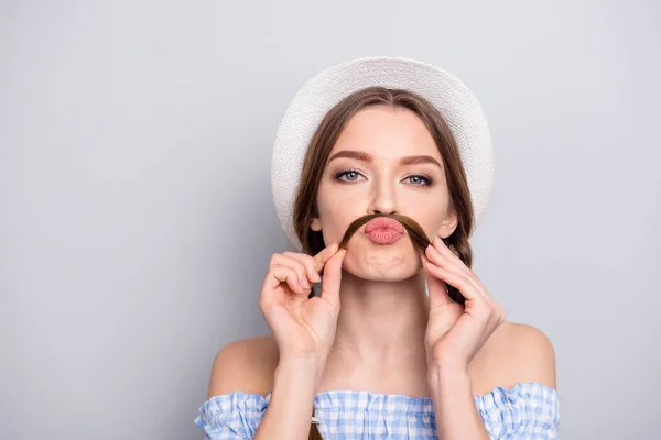 Nahaufnahme Foto von charmanten netten Teenager-Jugend machen Gesichter Lippen schmollend plump Freizeit Frühling Reise Reise Urlaub offen gekleidet Hemd kariert isoliert grau silber Hintergrund — Stockfoto