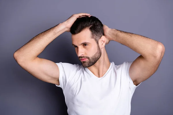 Chiudi la foto incredibile lui lui il suo macho perfetto aspetto toccare braccio mano pulito curato testa taglio di capelli calma non sorridente specchio bagno spazio vuoto indossare casual bianco t-shirt isolato sfondo grigio — Foto Stock