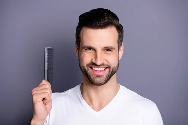 Close-up foto geweldig hij hem zijn macho adviseren koop koper nieuwe hand arm kunststof haar styling borstel Take Care kapsel na Barber Shop stylist bezoek slijtage casual wit t-shirt geïsoleerde grijze achtergrond — Stockfoto