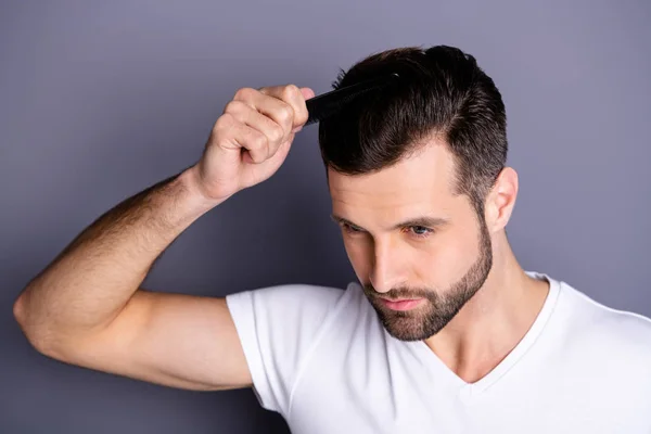 Cerca de arriba por encima de la foto de ángulo alto increíble él sus manos macho brazos plástico peinado cepillo cuidar peinado después de peluquería estilista visita desgaste casual camiseta blanca aislado fondo gris — Foto de Stock