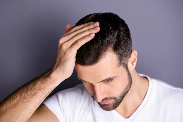 De cerca arriba arriba arriba de la foto de ángulo alto increíble él su brazo táctil macho mano limpia peinado cabeza corte de pelo no sonriente espejo baño espacio vacío desgaste casual camiseta blanca aislado fondo gris — Foto de Stock