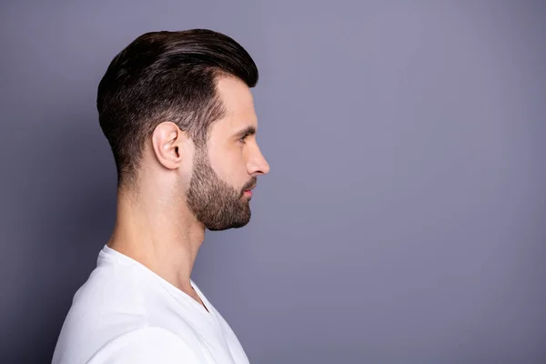 Feche a foto perfil lateral surpreendente ele ele sua pergunta macho perfeito ideal aparência fácil-Going confiável pessoa olhar calmo não falar dizer falar dizer desgaste casual branco t-shirt isolado fundo cinzento — Fotografia de Stock