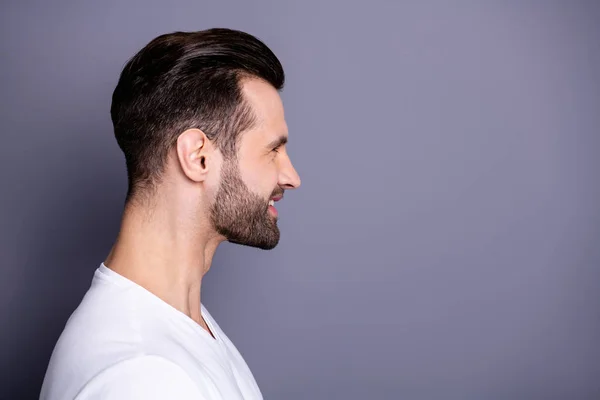 Feche a foto de perfil lateral surpreendente ele ele seu perguntou engraçado macho perfeito aparência ideal fácil-Going confiável pessoa revelar dentes riso desgaste casual branco t-shirt isolado fundo cinzento — Fotografia de Stock