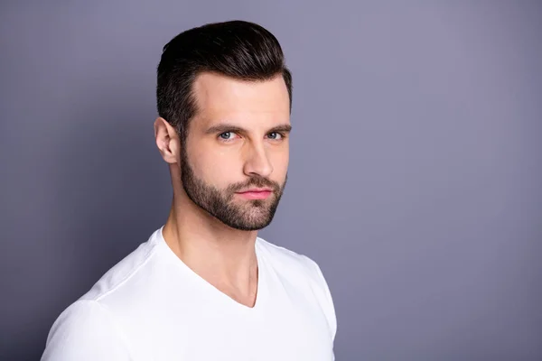 De cerca foto de perfil lateral increíble él su macho perfecta apariencia ideal cerda limpia tranquila persona tranquila no hablar decir hablar decir sonreír usar casual camiseta blanca aislado fondo gris — Foto de Stock