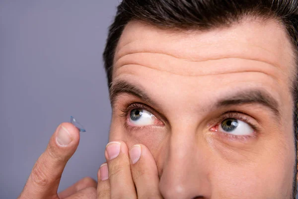 Close up corte vista foto de homem concentrado uso correção médicos serviço de escritório quer visão perfeita testa ele suas sobrancelhas isolado fundo cinza — Fotografia de Stock