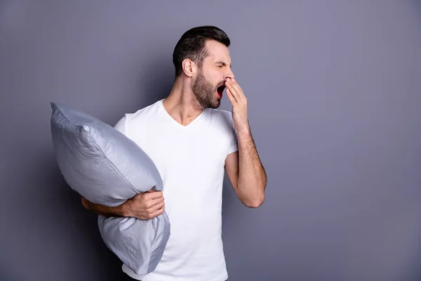 Ritratto del suo bel aspetto attraente annoiato ragazzo barbuto assonnato rilassarsi tenendo in mano cuscino sonnolenza isolato su sfondo grigio pastello viola viola — Foto Stock