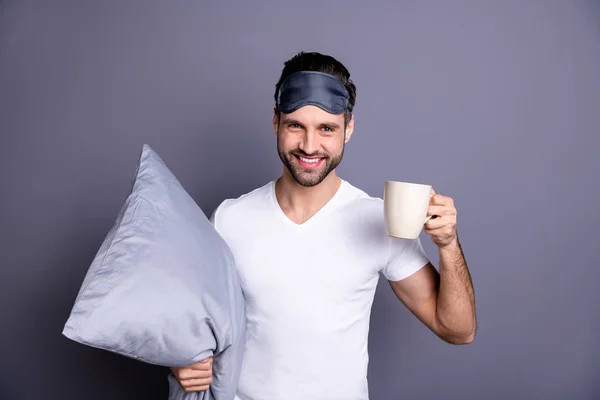 Retrato de su atractivo atractivo alegre barbudo alegre sosteniendo en las manos almohada que descansa aislado sobre gris pastel violeta fondo púrpura — Foto de Stock