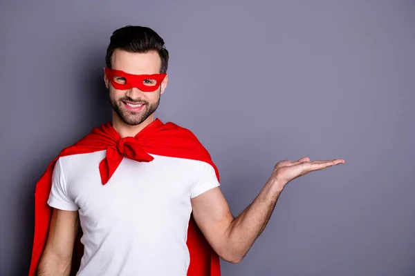 Retrato de su atractivo contenido atractivo viril macho alegre barbudo alegre sosteniendo espacio de copia en la solución de anuncio de palma opción alternativa aislado sobre fondo pastel gris — Foto de Stock