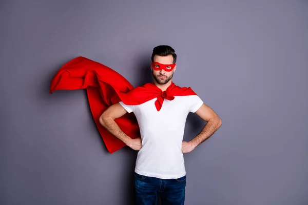 Portret van zijn hij leuk uitziende aantrekkelijke inhoud macho viriel candid kalm perfect bebaarde kerel handen op heupen klaar om te redden werk geïsoleerd over grijze pastel achtergrond — Stockfoto