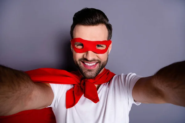 Auto-retrato de sua bela aparência atraente conteúdo fresco macho viril brutal perfeito alegre alegre barbudo cara pronto para resgatar vida estilo de vida isolado sobre fundo pastel cinza — Fotografia de Stock