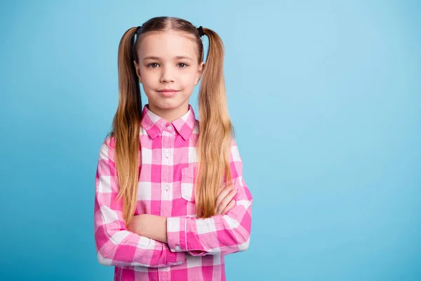 Close up foto bonita ela sua pequena senhora muito hairdress braços cruzados como estudo escola melhor estudante fim de semana férias humor desgaste casual xadrez xadrez rosa camisa isolada fundo azul brilhante — Fotografia de Stock