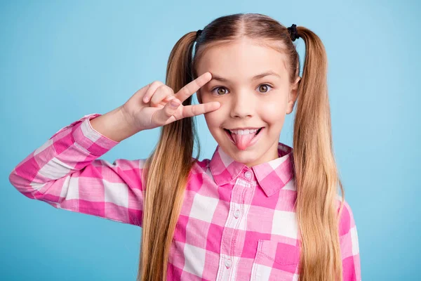 Cerrar foto hermosa increíble ella su pequeña dama mano v-signo símbolo cerca de la lengua del ojo fuera de la boca risita juguetón vacaciones estado de ánimo desgaste casual cuadros camisa rosa aislado fondo azul brillante —  Fotos de Stock