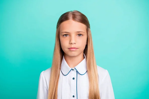 Primer plano retrato de ella ella bonita atractiva encantadora encantadora tranquila tranquila tranquila pre-adolescente chica aislada sobre brillante brillante brillo azul verde turquesa fondo — Foto de Stock