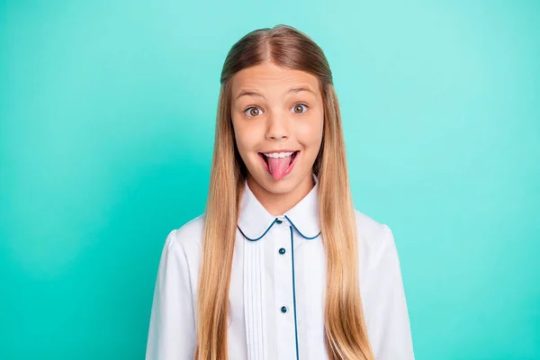 Retrato de cerca de atractivo atractivo guapo encantador encantadora niña divertida alegre alegre alegre loca pre-adolescente chica mostrando la lengua aislada en brillante brillante brillo azul verde turquesa fondo —  Fotos de Stock