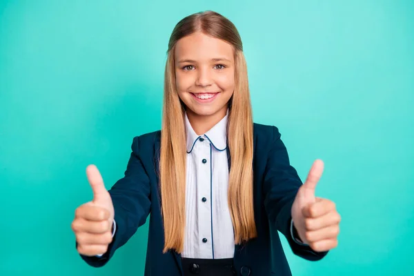 Närbild foto vacker hon hennes lilla dam funky rolig lång frisyr hand arm tummen upp godkännande kvalitet nyheter slitage Formalwear skjorta Blazer skolan form isolerad ljus Teal turkos bakgrund — Stockfoto