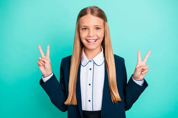 Close up foto bonita ela sua pequena senhora funky engraçado longo penteado mão braço levantado v-sinal positivo dizer oi colega de classe vestir camisa blazer escola formulário isolado brilhante teal turquesa fundo — Fotografia de Stock