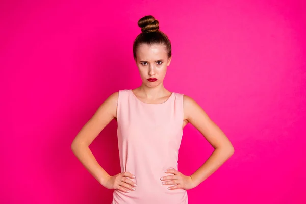 Retrato dela ela agradável-olhando encantador linda linda menina ofendida mãos em quadris isolados em brilhante brilho vivo fundo fúcsia rosa — Fotografia de Stock