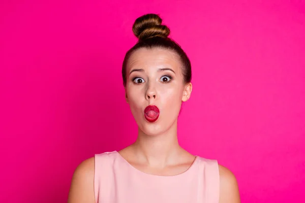 Retrato de encantadora señora bonita bonita hacer caras tonto tener vacaciones vacaciones brillante granada maquillaje rostro desgaste pastel de color traje juventud aislado colorido fondo — Foto de Stock