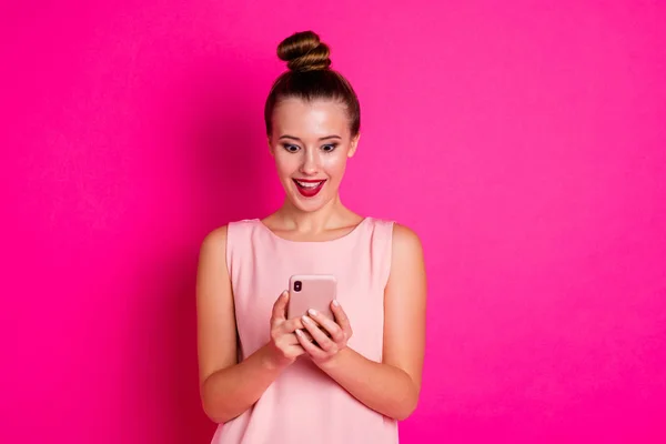 Ritratto di carino affascinante bella adolescente vero blog blogger leggere notizie incredibili urlo wow omg incredibile inaspettato indossare abiti top-nodo gioventù moderna su di lei il suo sfondo rosa — Foto Stock